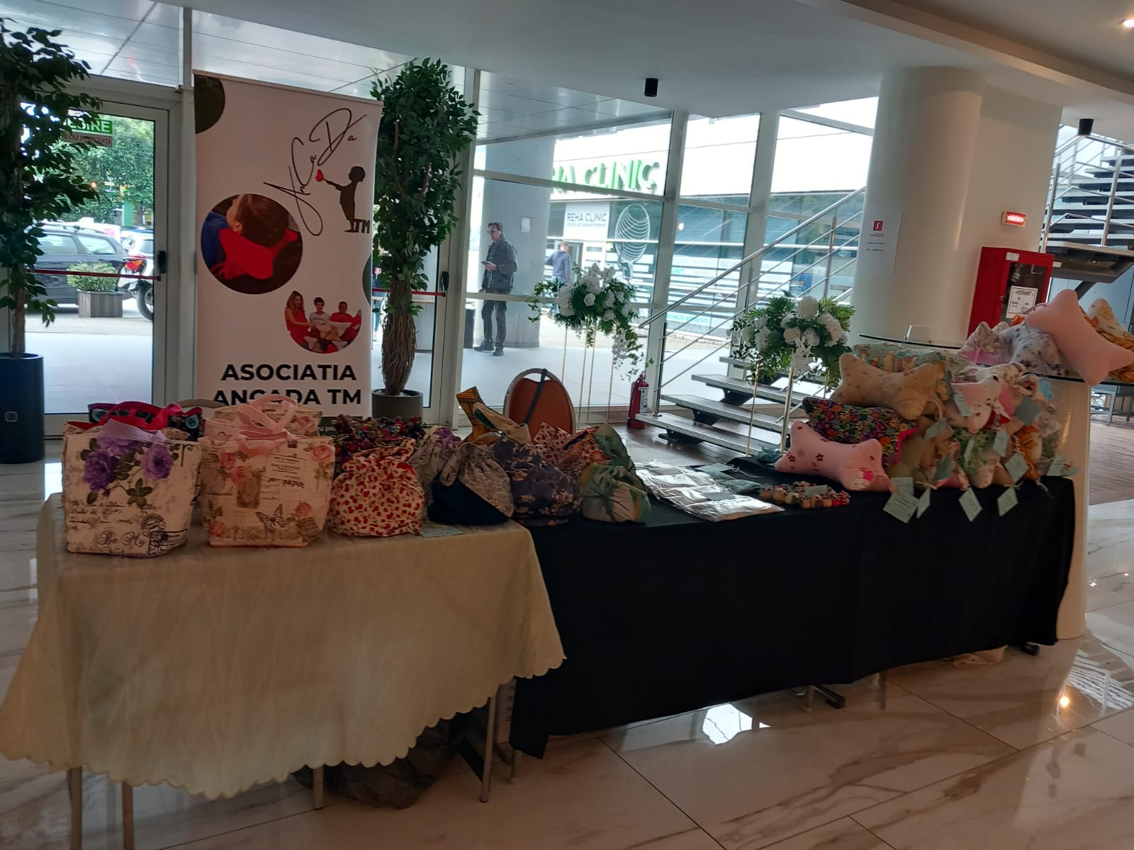 Standul ANCADA TM cu produse textile la expoziție