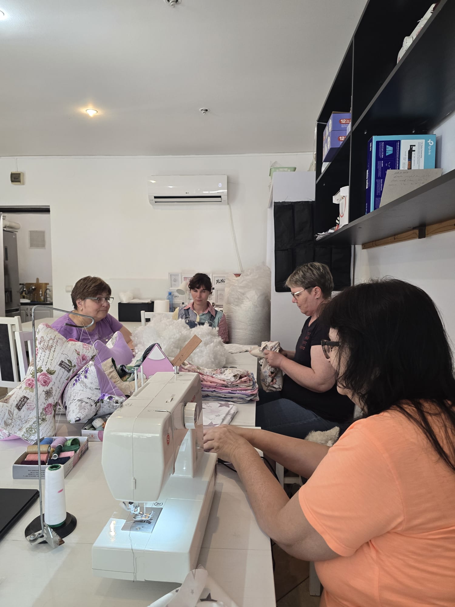 Atelierul ANCADA TM cu echipamente profesionale de cusut